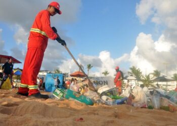 Virada de ano: Emlur recolhe 100 toneladas de resíduos na Orla de João Pessoa