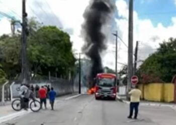 Jovem morre após troca de tiros com a PM em Jaguaribe; moradores fazem protesto