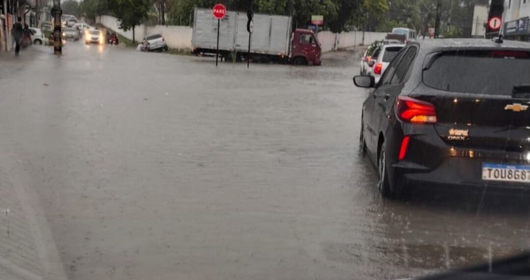 Zezinho do Botafogo tenta pegar carona em chuvas e acaba criticando obra de drenagem do Estado em João Pessoa
