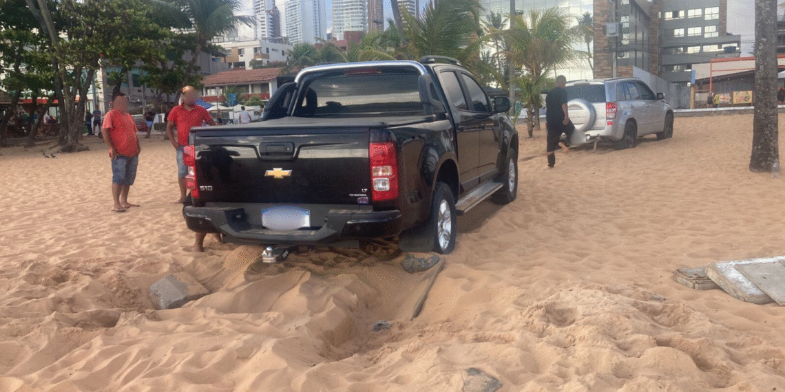 Carro invade faixa de areia e fica atolado na praia de Cabo Branco, em João Pessoa
