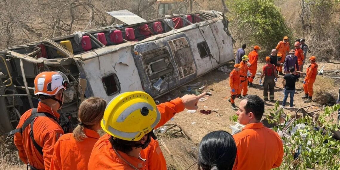 Ônibus com romeiros capota e deixa 15 mortos e feridos