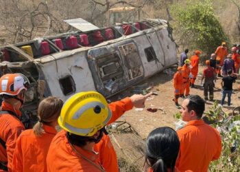 Ônibus com romeiros capota e deixa 15 mortos e feridos