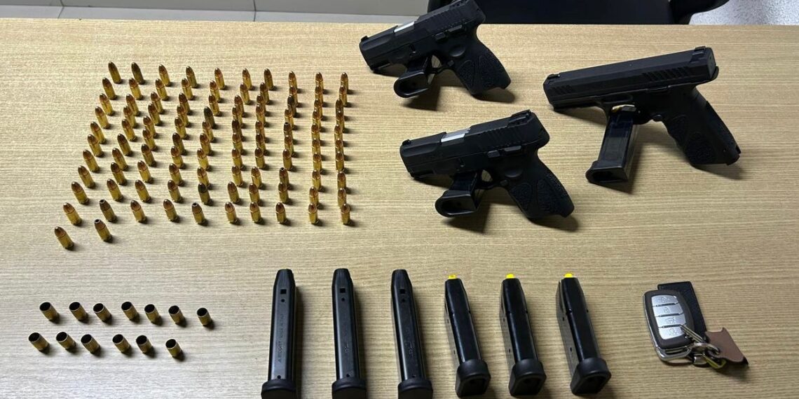 Homem é preso após atirar em bar e ferir mulher em; PM apreende armas e munições