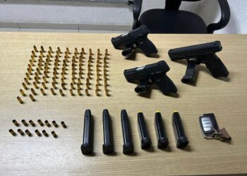 Homem é preso após atirar em bar e ferir mulher em; PM apreende armas e munições