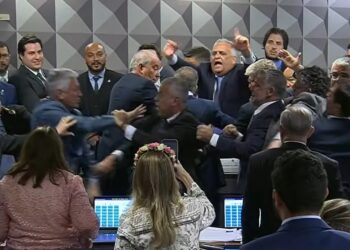 CPMI do INSS aprova quebra de sigilo de Lulinha e sessão termina em confusão e empurra-empurra