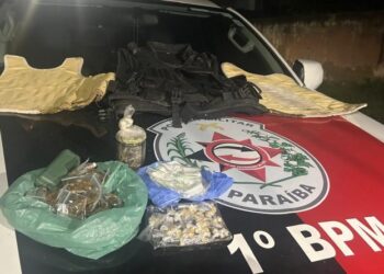 PM apreende drogas e colete balístico na comunidade Riachinho, no bairro Treze de Maio