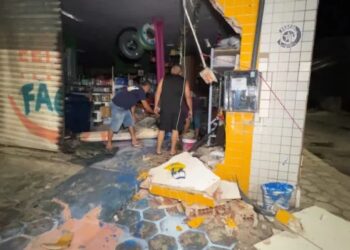 Perseguição policial termina com carro invadindo loja em João Pessoa