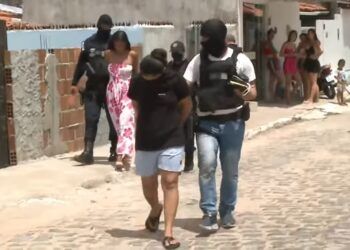 Cinco pessoas são presas durante operação para remover barricadas, no bairro Treze de Maio