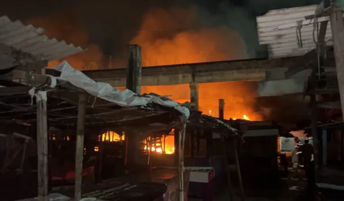 Incêndio de grandes proporções destrói área comercial no Varadouro