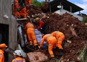 Chuva mata 55 pessoas e mobiliza oito frentes de resgate em Minas Gerais