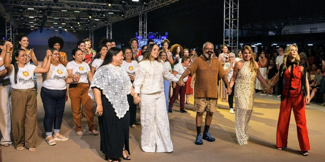 João Azevêdo prestigia desfile do artesanato e destaca desenvolvimento do segmento na Paraíba