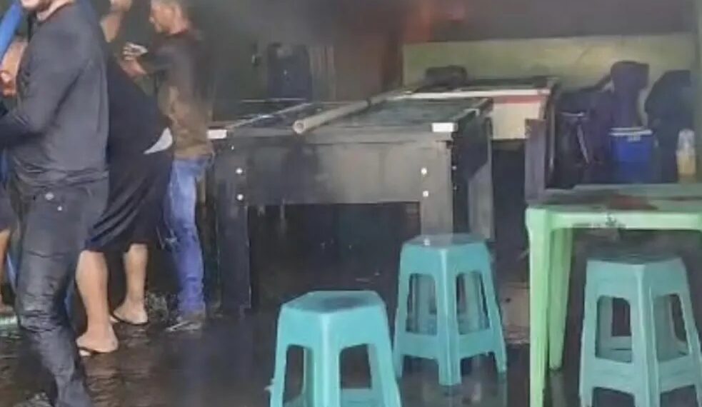 Mulher recusa trisal e tem casa e bar incendiados por namorado, no Sertão da Paraíba