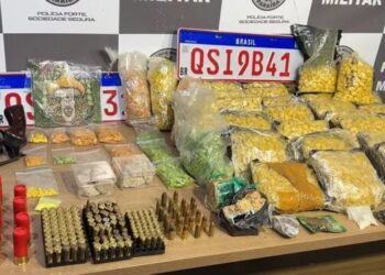 Drogas e munições avaliadas em R$ 2 milhões são apreendidas pela PM, no Bairro das Industrias