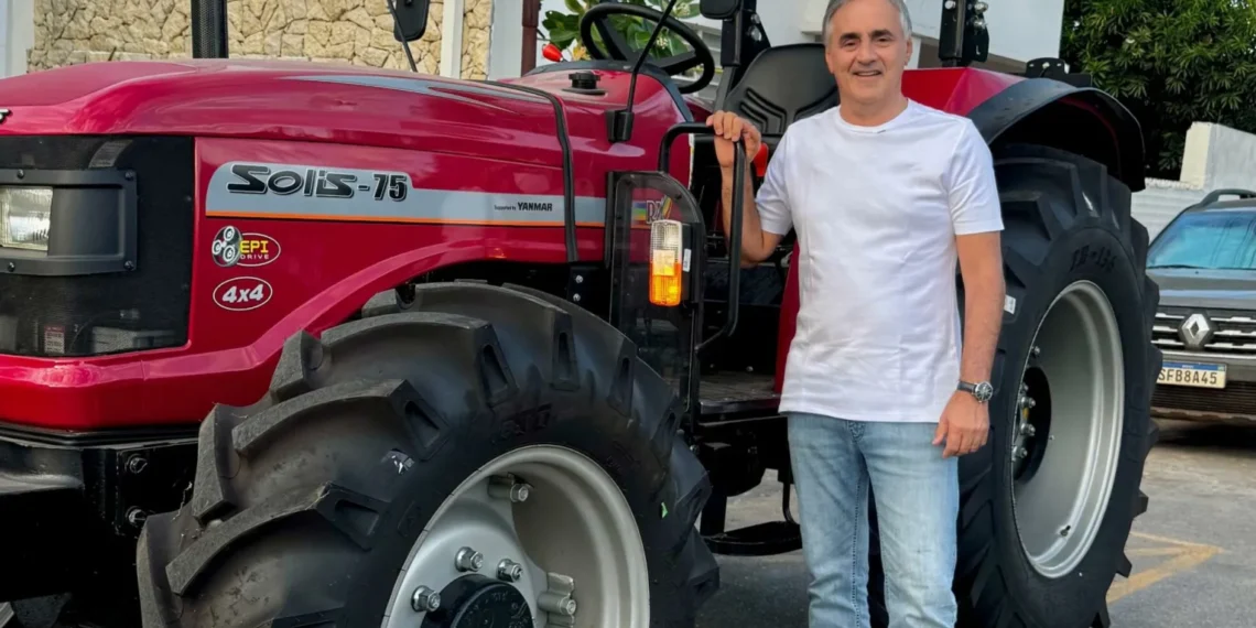 Segundo trator no Sertão: Luciano Cartaxo entrega mais um equipamento em Curralinho, zona rural de Sousa