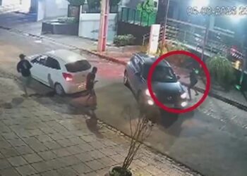 Mulher escapa de tentativa de latrocínio após criminosos abrirem fogo contra carro na PB