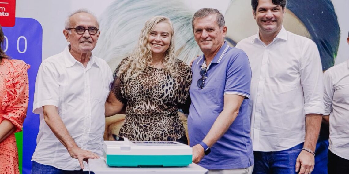 Cícero Lucena entrega aparelhos de eletrocardiograma para todas as USFs de João Pessoa e anuncia aumento de 31,29 % para diretores das unidades