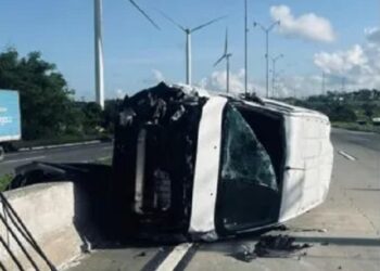 Mulher morre após ser atingida por uma van na BR-101, na entrada de Conde