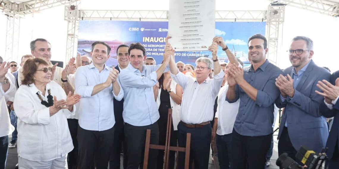João Azevêdo e ministro Sílvio Costa Filho entregam aeroporto de Patos