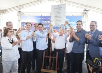 João Azevêdo e ministro Sílvio Costa Filho entregam aeroporto de Patos