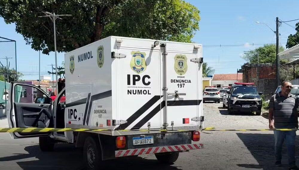 Homem é morto a tiros em praça de Santa Rita; Crime foi cometido por dois home
