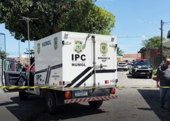 Homem é morto a tiros em praça de Santa Rita; Crime foi cometido por dois home