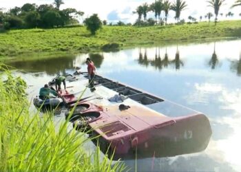 Tragédia na BR-222: colisão entre ônibus e carros deixa mortos e veículo submerso em açude
