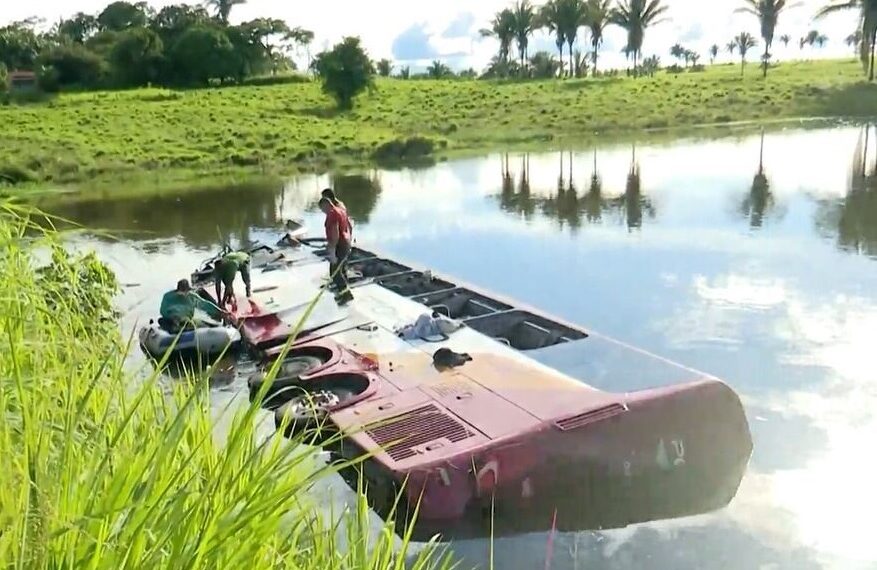 Tragédia na BR-222: colisão entre ônibus e carros deixa mortos e veículo submerso em açude