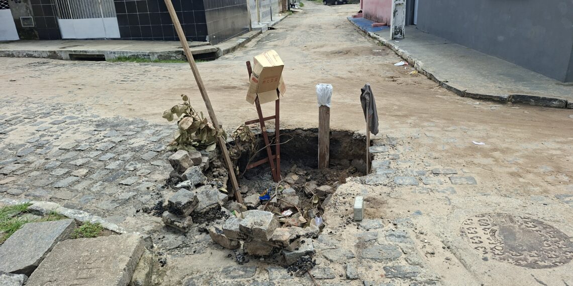 Buraco gigante volta a se abrir em Oitizeiro e assusta moradores em João Pessoa