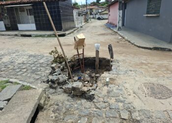Buraco gigante volta a se abrir em Oitizeiro e assusta moradores em João Pessoa