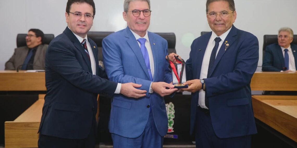 ALPB concede medalha de mérito jurídico ao procurador de justiça José Farias de Souza