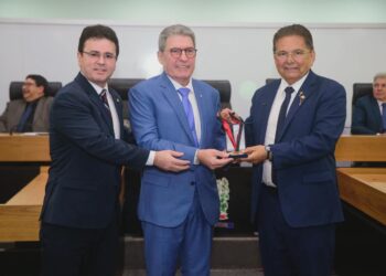 ALPB concede medalha de mérito jurídico ao procurador de justiça José Farias de Souza