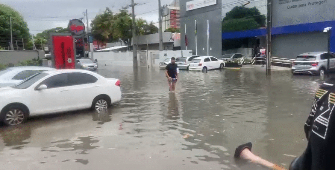 Fortes chuvas causam alagamentos e prejudicam trânsito em João Pessoa