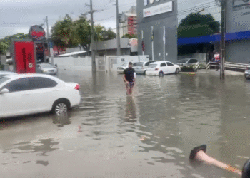 Fortes chuvas causam alagamentos e prejudicam trânsito em João Pessoa
