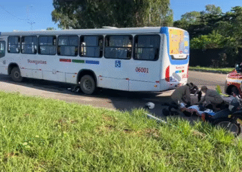 Motociclista fica ferido após colisão com ônibus em João Pessoa; moto fica sob coletivo