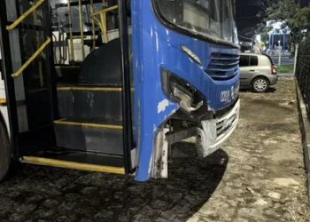 Motorista de ônibus que atropelou e matou motociclista após discussão de trânsito já foi preso por ter jogado veículo contra mulher