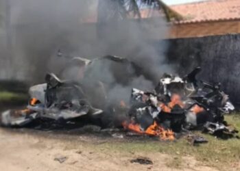 Carro é destruído após explosão de cilindro de GNV em Jacumã