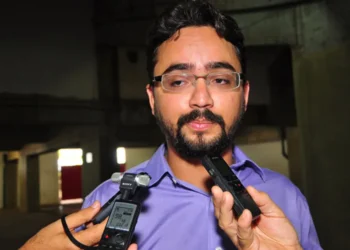 Principal aposta do PSB, Tibério ‘luta’ no TCE para suspender decisão que o tornava inelegível