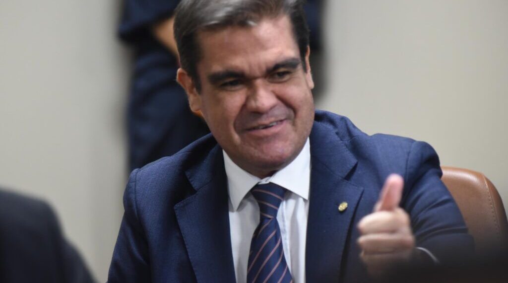 Projeto relatado por Mersinho Lucena prevê multa para quem estacionar em acesso de PcD