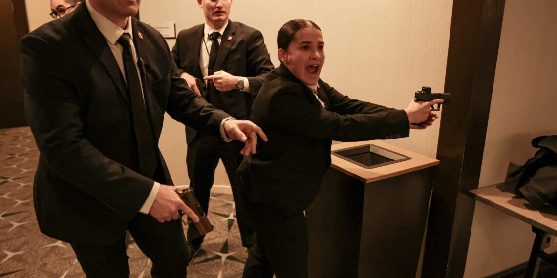 Donald Trump é retirado às pressas de evento em Washington após relatos de tiros