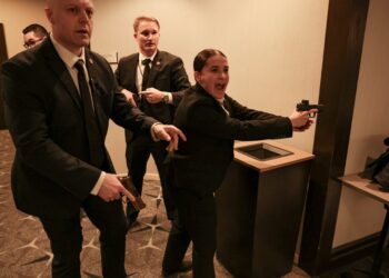 Donald Trump é retirado às pressas de evento em Washington após relatos de tiros