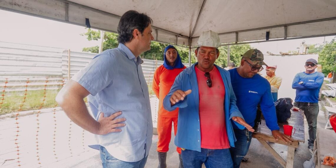 Leo Bezerra inspeciona obra de reconstrução de rede de drenagem na ladeira do Timbó e reforça mudanças no trânsito