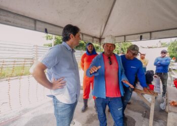 Leo Bezerra inspeciona obra de reconstrução de rede de drenagem na ladeira do Timbó e reforça mudanças no trânsito