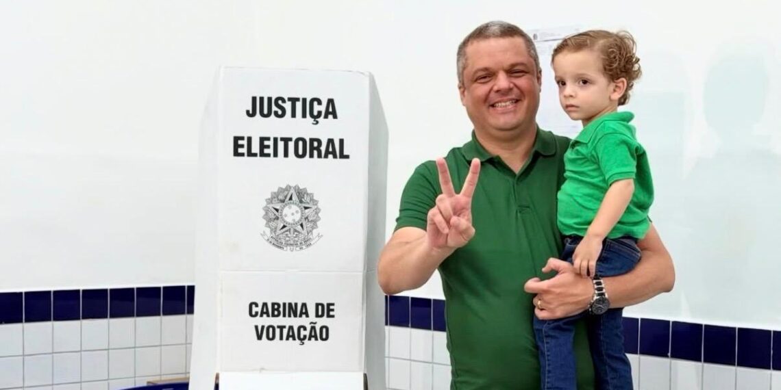 Edvaldo Neto vota em Cabedelo, fala em dever cumprido e mantém confiança na vitória