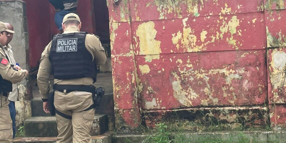 Homem é morto a tiros ao tentar fugir pelo telhado durante invasão de casa em Santa Rita