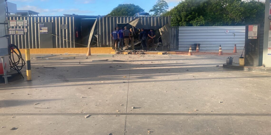 Criminosos explodem cofre de posto de combustíveis no Altiplano