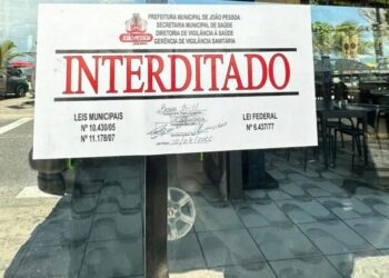 Bar é fechado por irregularidades sanitárias durante operação no Bessa, em João Pessoa