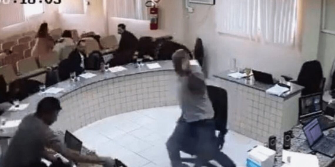 Filho que invadiu Júri e atirou em réu acusado de matar pai é absolvido