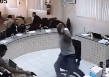 Filho que invadiu Júri e atirou em réu acusado de matar pai é absolvido