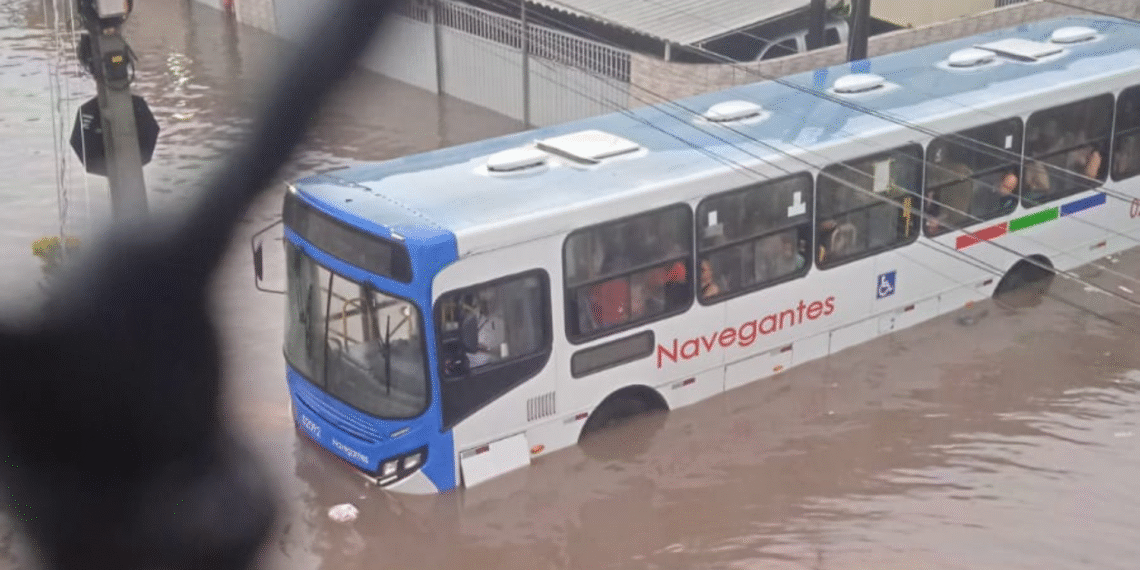 Ônibus fica ilhado em alagamento no Valentina após chuvas em João Pessoa