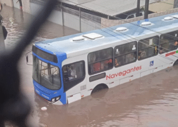 Ônibus fica ilhado em alagamento no Valentina após chuvas em João Pessoa